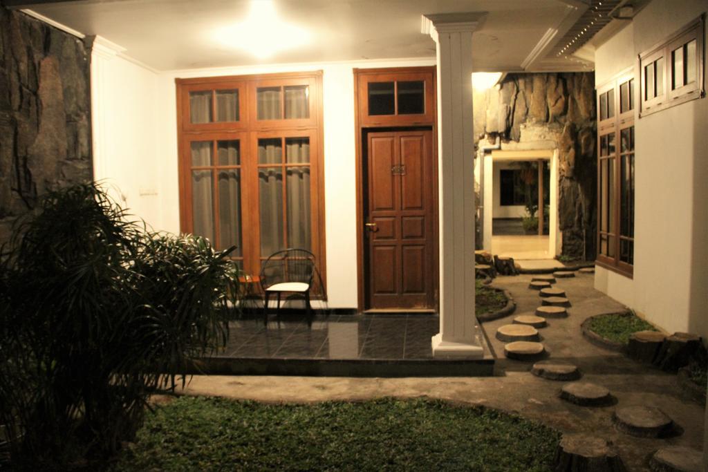 Alsalam Syariah Guesthouse Solo Exterior foto